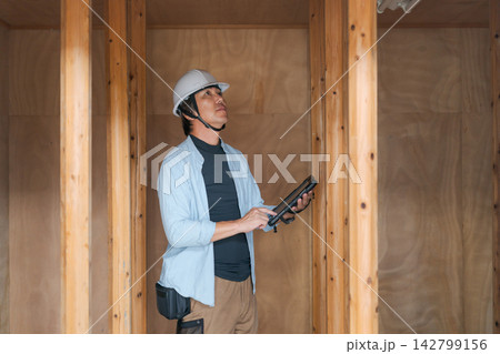 建築現場で働く作業員 142799156