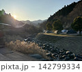 キャンプ場の朝日 142799334