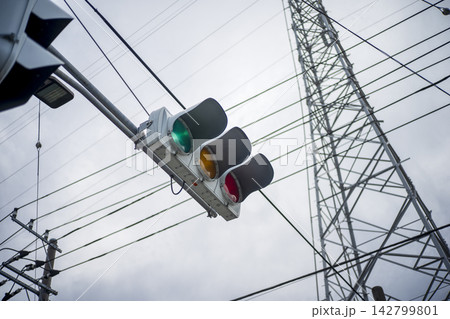 青信号 青い 信号機 曇り 素材 青信号 青い 信号機 曇り 素材 142799801