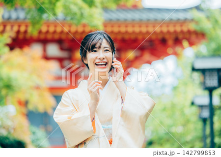 神社でお参りする着物姿の女性 142799853