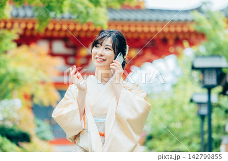 神社でお参りする着物姿の女性 142799855