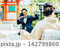 七五三で撮影するカメラマン 142799860