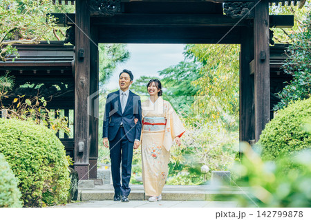 振袖を着た女性と男性 142799878