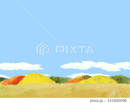 秋の草原と山の紅葉 秋の草原と山の紅葉 142800090