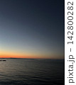 夕焼けの空と海 142800282