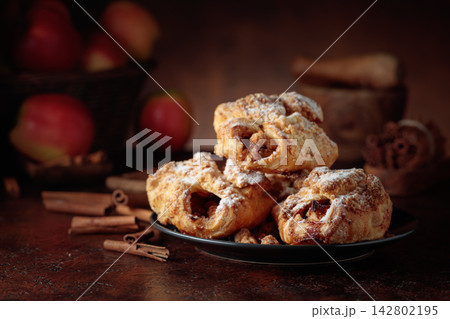 Homemade mini apple strudels with apples and cinnamon. 142802195