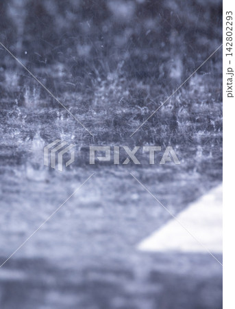 道路に激しく降る雨のイメージ 道路に激しく降る雨のイメージ 142802293