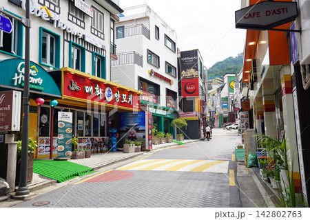 ソウル明洞のストリート風景と韓国・中国料理レストランの街並み ソウル明洞のストリート風景と韓国・中国料理レストランの街並み 142802763