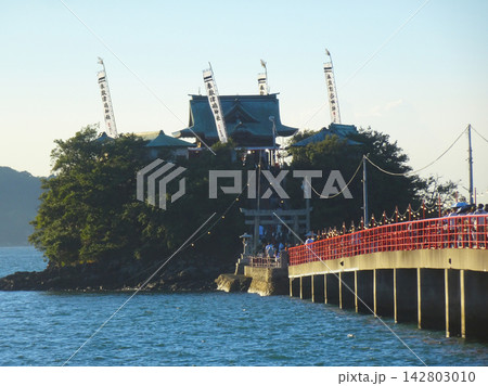 年2日限定開放！海上の本殿へ続く渡海橋「つしま橋」と賑わう参拝客（香川県三豊市） 142803010