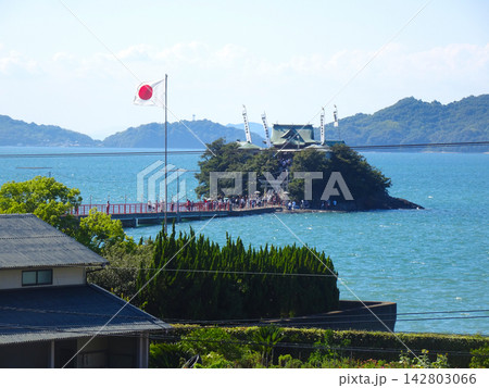 年2日限定開放！海上の本殿へ続く渡海橋「つしま橋」と賑わう参拝客（香川県三豊市） 142803066