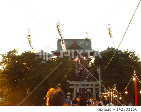 香川県三豊市 津嶋神社の夏季例大祭 鳥居と社殿へ向かう参拝客の賑わい 香川県三豊市 津嶋神社の夏季例大祭 鳥居と社殿へ向かう参拝客の賑わい 142803156