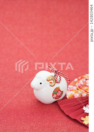 年賀素材　未年　白い羊と三ツ扇飾り　和柄バック 142803464