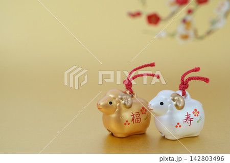 年賀素材 未年 可愛い金銀の羊と梅の花 金色バック 年賀素材 未年 可愛い金銀の羊と梅の花 金色バック 142803496