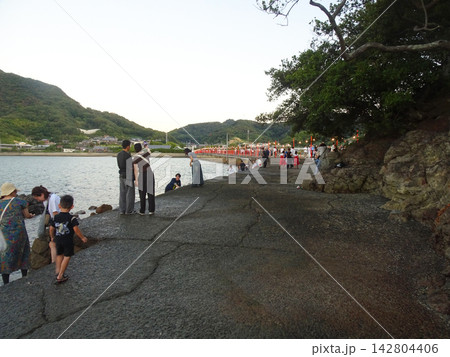 年2日限定開放！津嶋神社の島内（社殿下）の岩場と賑わう参拝客（香川県三豊市） 142804406