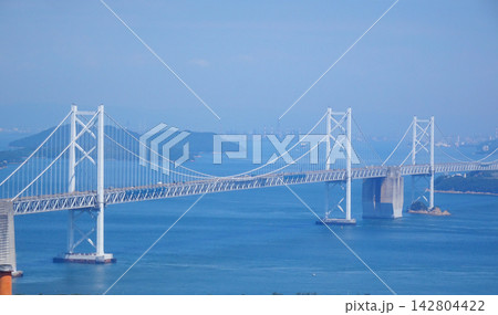 青空と瀬戸内海をまたぐ瀬戸大橋(岡山県・香川県を結ぶ本州四国連絡橋) 青空と瀬戸内海をまたぐ瀬戸大橋(岡山県・香川県を結ぶ本州四国連絡橋) 142804422