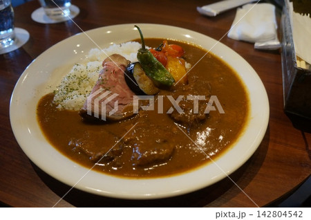 野菜が乗ったカレーの写真 野菜が乗ったカレーの写真 142804542