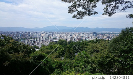 古都を一望する、霊山からの爽涼な緑景 古都を一望する、霊山からの爽涼な緑景 142804811