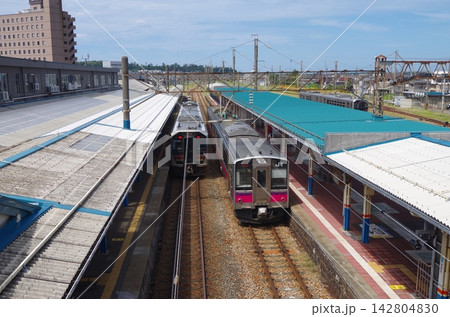 酒田駅と列車を展望 酒田駅と列車を展望 142804830