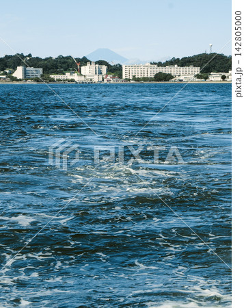 青く煌めく海原と遠くに富士山を望む横須賀・猿島沖の風景 142805000