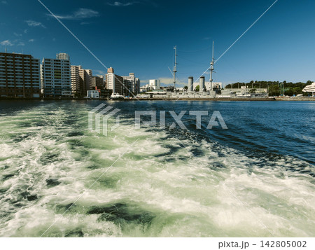 青空と澄み渡る海に白波が広がる横須賀沖クルージングの風景 青空と澄み渡る海に白波が広がる横須賀沖クルージングの風景 142805002