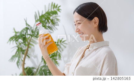 お茶を飲む女性 お茶を飲む女性 142805163