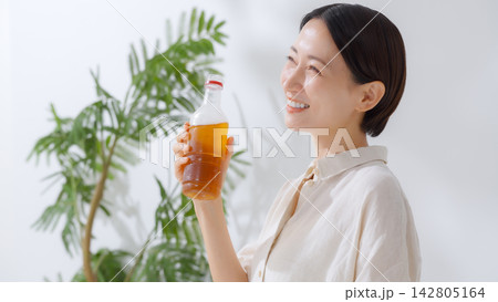 お茶を飲む女性 142805164