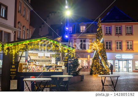 フランス・セレスタ、ヴィクトワール広場の美しくライトアップされたクリスマスツリーと屋台の夜景 フランス・セレスタ、ヴィクトワール広場の美しくライトアップされたクリスマスツリーと屋台の夜景 142805192