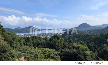 兜山から望む久美浜湾と豊かな緑の大パノラマ 142805246