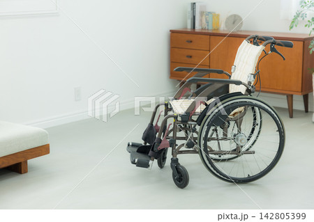 車椅子のある部屋 車椅子のある部屋 142805399