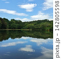 夏の名残りの一碧湖 142805598