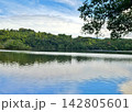 夏の名残りの一碧湖 142805601