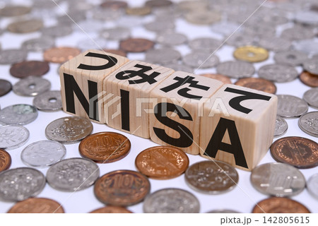 つみたてNISAと日本円の硬貨 142805615