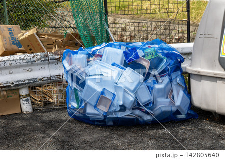 ごみ集積所にリサイクル回収用としてまとめられたプラスチックトレー 142805640