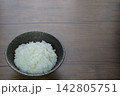 つやつやの新米 ご飯 お茶碗とコピースペース 142805751