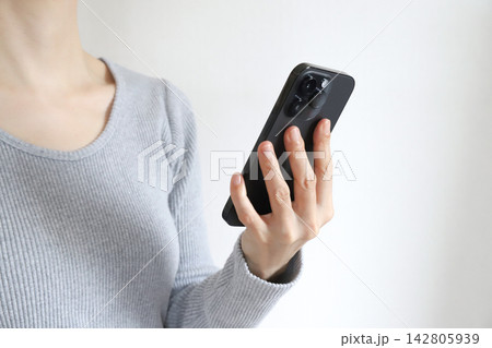 スマートフォンを持った女性 スマートフォンを持った女性 142805939