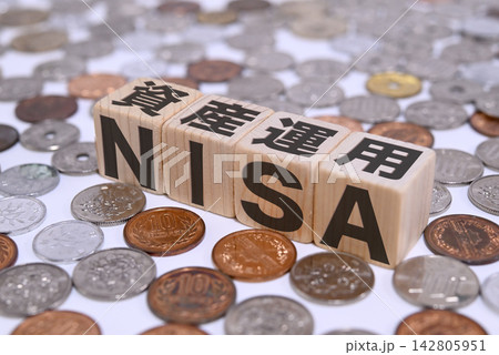 NISAと資産運用と日本円の硬貨 142805951