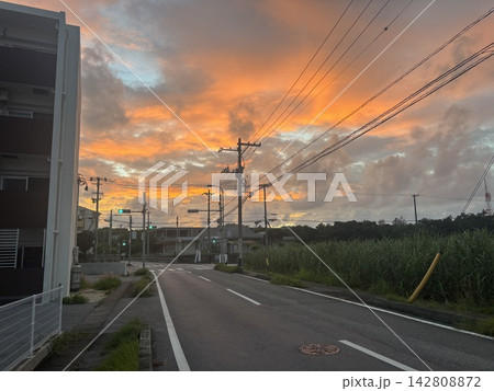 夕暮れの空と道がきれいな夕暮れ 142808872