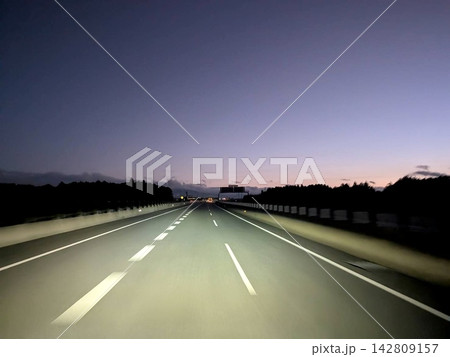 薄暮の空の下をまっすぐ続く高速道路 薄暮の空の下をまっすぐ続く高速道路 142809157