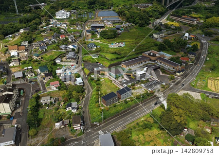 大分県別府市の丘陵住宅地と幹線道路を捉えた空撮写真 大分県別府市の丘陵住宅地と幹線道路を捉えた空撮写真 142809758
