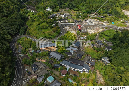 大分県別府市の山間部に建つ建物群と岩壁を捉えた空撮写真 大分県別府市の山間部に建つ建物群と岩壁を捉えた空撮写真 142809773