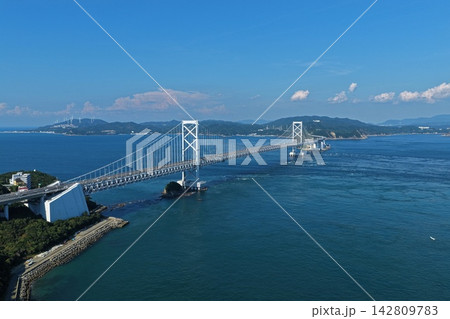 徳島県鳴門市から望む鳴門海峡と大橋の空撮写真 142809783