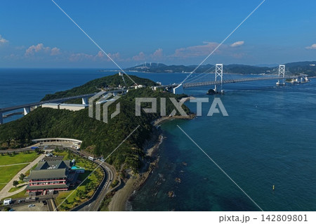 徳島県鳴門市の鳴門海峡と吊り橋を望む空撮写真 142809801