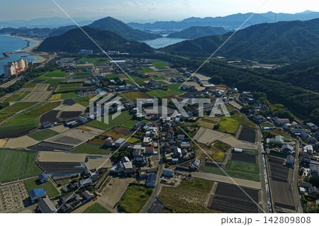 徳島県鳴門市の農村・海岸集落を捉えた空撮写真 142809808