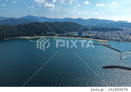 兵庫県洲本市の大浜海岸と市街地を捉えた空撮写真 兵庫県洲本市の大浜海岸と市街地を捉えた空撮写真 142809979