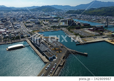 兵庫県洲本市の港と市街地を捉えた空撮写真 兵庫県洲本市の港と市街地を捉えた空撮写真 142809987