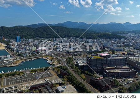 兵庫県洲本市の港湾と砂浜を望む市街地の空撮写真 兵庫県洲本市の港湾と砂浜を望む市街地の空撮写真 142810002