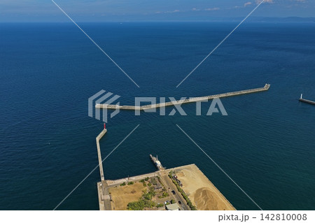 兵庫県洲本市の港湾・防波堤と灯台を捉えた空撮写真 兵庫県洲本市の港湾・防波堤と灯台を捉えた空撮写真 142810008