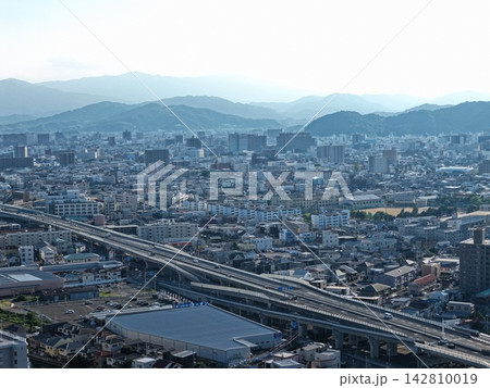 徳島県徳島市の市街地と高架道路を捉えた空撮写真 142810019