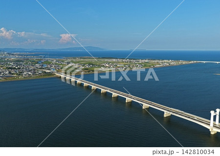 徳島県徳島市の長大吊り橋と海を捉えた空撮写真 142810034