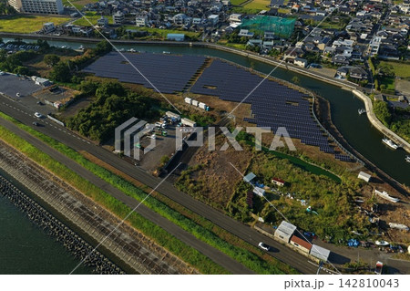 徳島県徳島市の河川沿い住宅街と太陽光パネルを捉えた空撮写真 徳島県徳島市の河川沿い住宅街と太陽光パネルを捉えた空撮写真 142810043